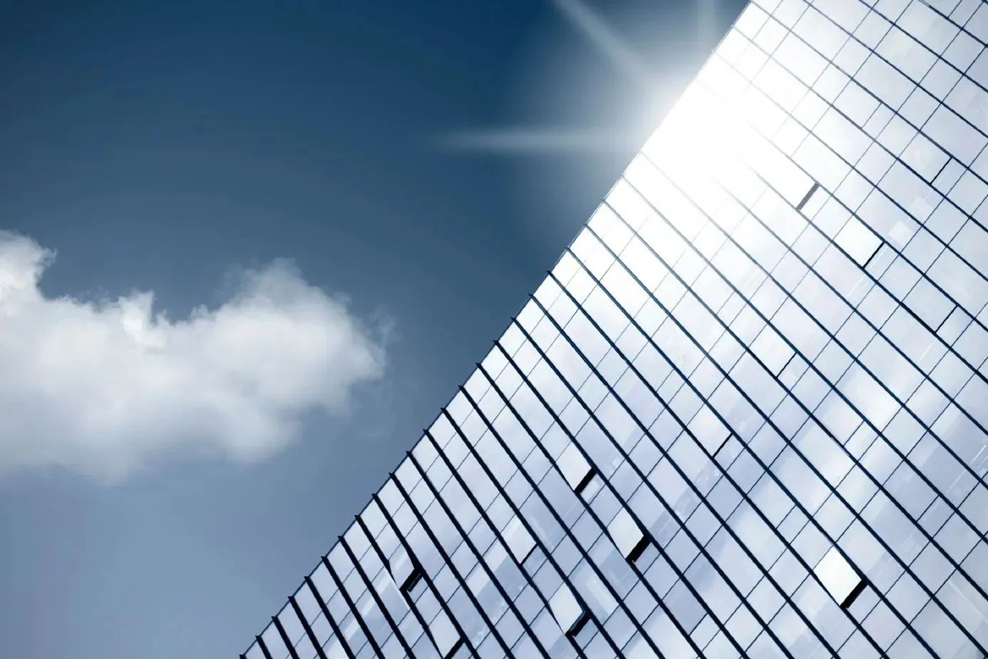 Fachada de cristal de un edificio de oficinas contra el cielo